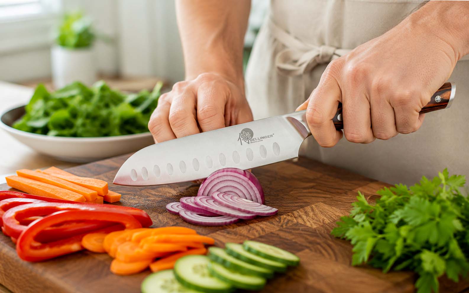 Nůž Santoku při krájení zeleniny na dřevěném prkénku